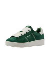 Sneaker in camoscio verde con suola in gomma bianca, caratterizzato da spesse stringhe bianche, cuciture a contrasto e un logo sulla linguetta.