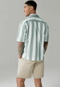 Next TEXTURED STRIPE SHORT SLEEVE WITH COLLAR  - REGULAR FIT - Vapaa-ajan kauluspaita - green
