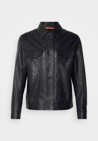 Μαύρο δερμάτινο μπουφάν με κουμπιά μπροστά, δύο τσέπες στο στήθος και κοφτό γιακά. Διαθέτει απαλή υφή και κομψή εφαρμογή.