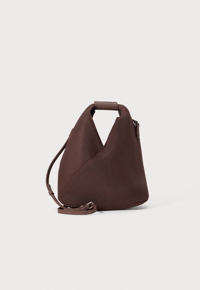 Sac à main en cuir marron texturé avec un design angulaire, doté d'une poignée supérieure et d'une sangle d'épaule amovible. Le matériau semble durable et structuré.