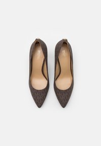 Décolleté marroni con motivo, dal design a punta, con un interno liscio e una soletta firmata. Forma elegante e strutturata.