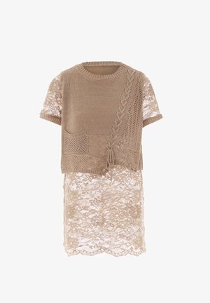 Top beige a maglia con maniche corte, caratterizzato da una tasca decorativa, motivi testurizzati e un sovrapposto in pizzo all'orlo.