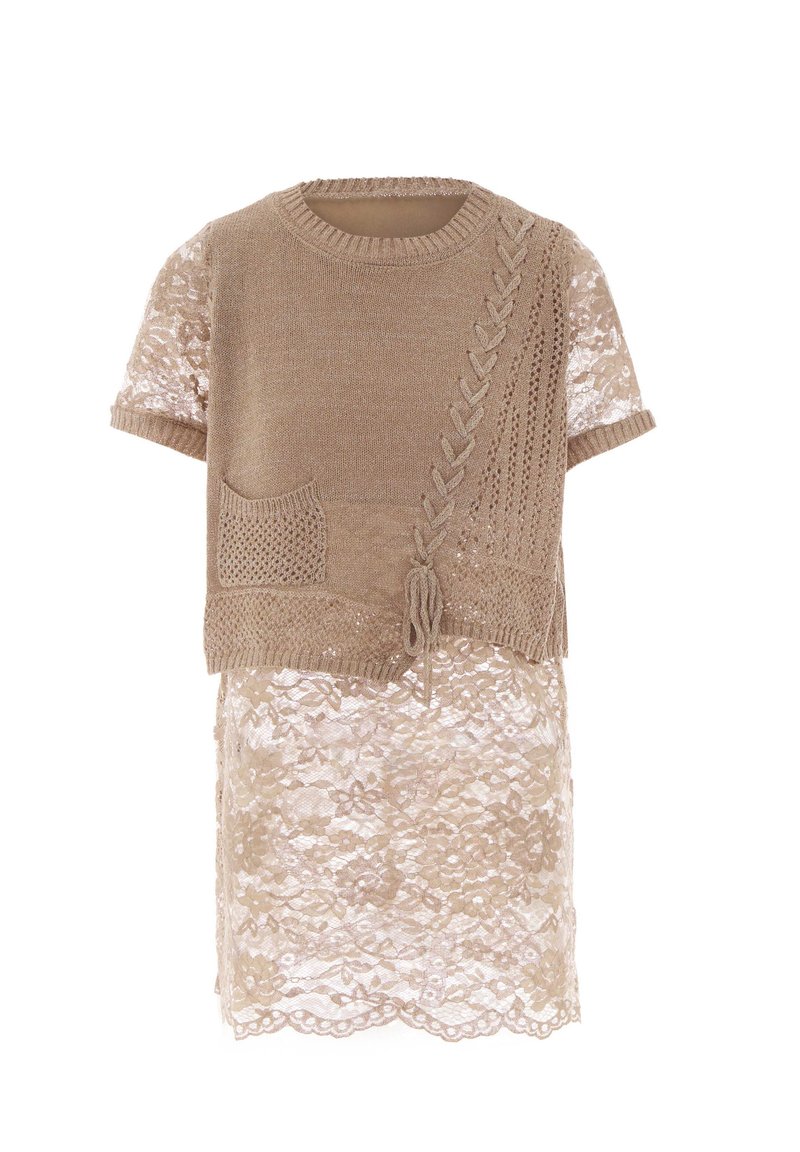 Top beige a maglia con maniche corte, caratterizzato da una tasca decorativa, motivi testurizzati e un sovrapposto in pizzo all'orlo.