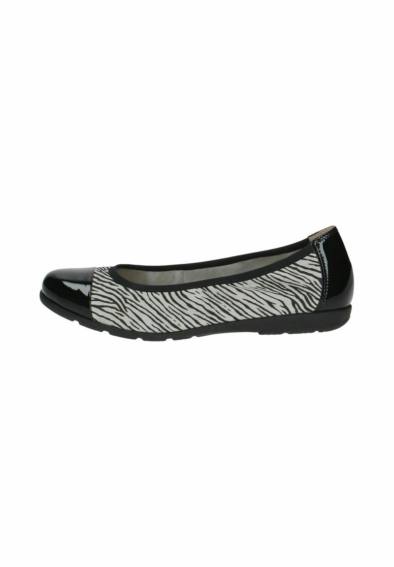 Ballerines avec un bout et un talon en cuir verni noir, arborant un corps gris avec un motif de rayures zèbres noires et une semelle noire flexible.