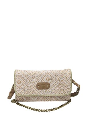 Petit sac bandoulière rectangulaire avec motif géométrique tissé beige et rose, écusson logo en cuir marron et bandoulière chaîne dorée.