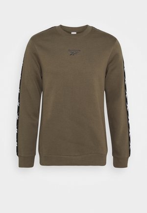 Olivgrünes Reebok Sweatshirt mit Rundhalsausschnitt und schwarzen Streifen, mit weißen Logos, die entlang beider Ärmel verlaufen.