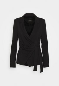 Blazer noir à manches longues à effet portefeuille avec col à revers et ceinture à la taille, coupe cintrée, présenté sur fond blanc uni.