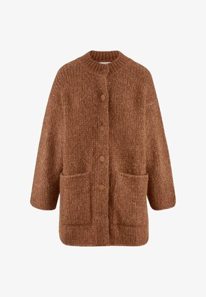 Cardigan en tricot épais marron avec des manches longues, un col côtelé, des boutons à l'avant et deux grandes poches avant.