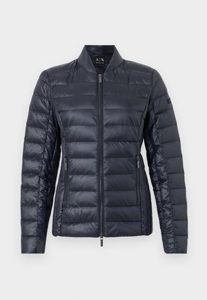 Marineblauwe gewatteerde jas met horizontale stiksels, staande kraag, ritssluiting aan de voorkant en zijzakken. Heeft een gladde, glanzende textuur en een slank fit ontwerp.