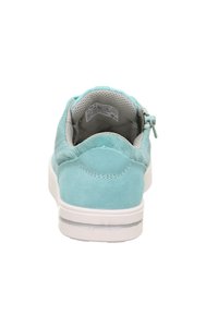 Hellblaue Wildledersneaker mit einer weißen Gummisohle, die eine glatte Textur, einen gepolsterten Kragen und subtile Nahtdetails aufweist.