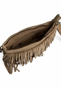 Borsa in suede marrone con dettagli in frange, scomparti con zip e fodera in tessuto. Include una cintura regolabile per maggiore versatilità.