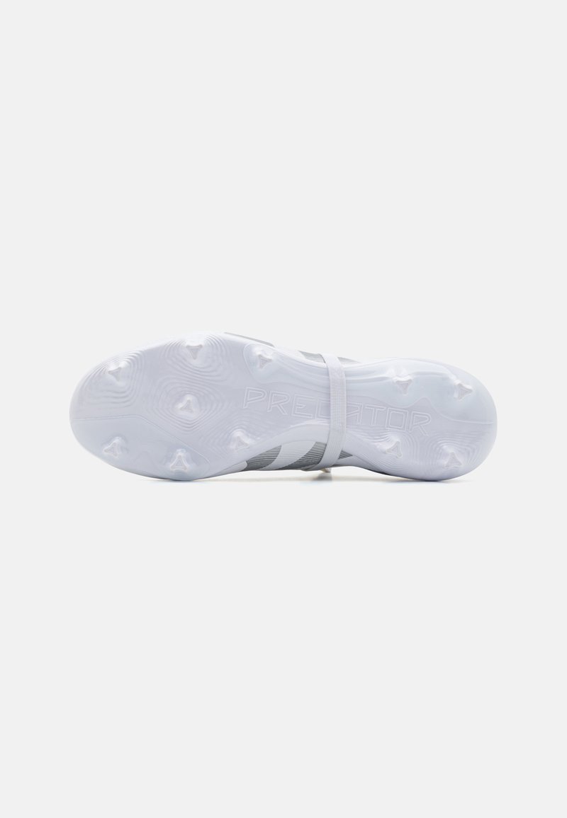 Scarpone da football bianco con suola testurizzata, caratterizzato da accenti crema e un marchio stilizzato "PREDATOR", progettato per la trazione su superfici erbose.