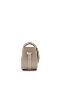 Beige Lederhandtasche mit geschwungenem Design, einem oberen Tragegriff und einem goldfarbenen Schnallen-Detail auf der Vorderseite. Glatte Textur, minimalistischer Stil.