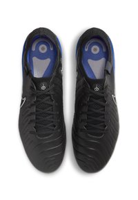 Schwarze Fußballschuhe mit Obermaterial aus strukturiertem Leder, Schnürsenkeln und blauen Akzenten im Inneren. Verfügt über ein markantes Wellenmuster auf der Außenseite.