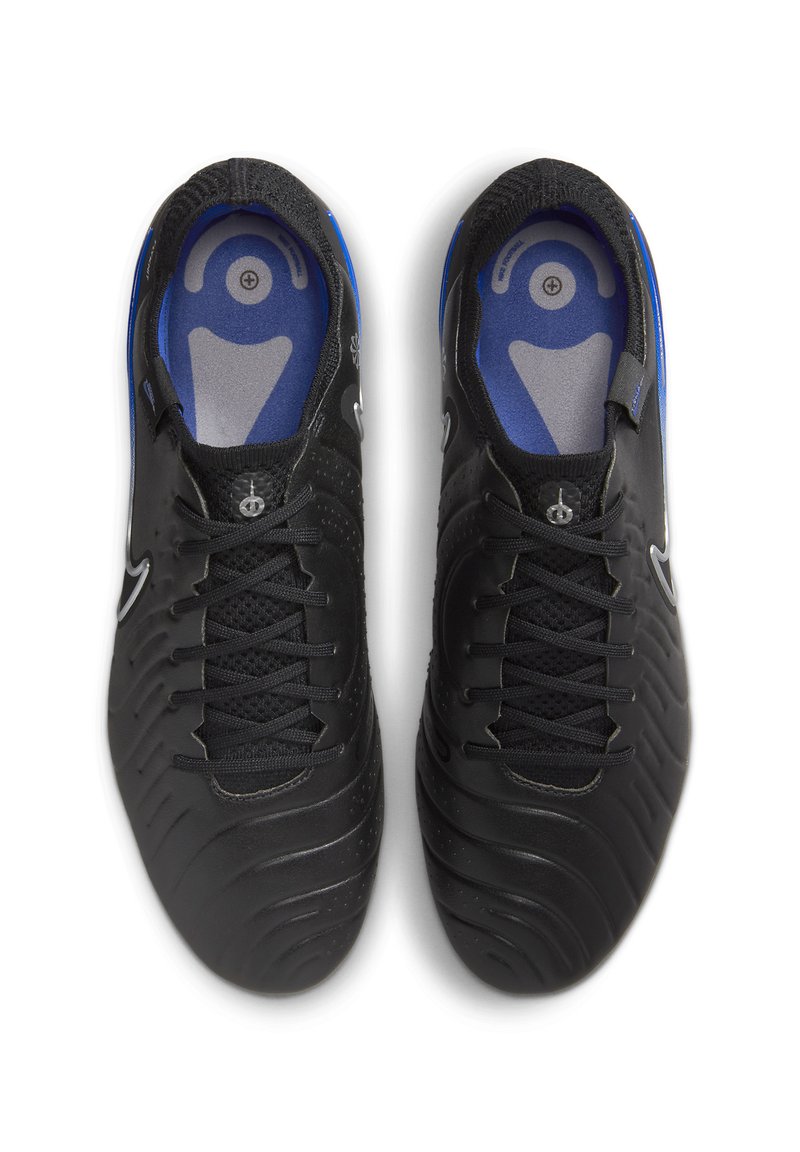 Scarpe da calcio nere con tomaia in pelle texturizzata, lacci e dettagli blu all'interno. Presentano un motivo a onde distintivo sulla superficie esterna.