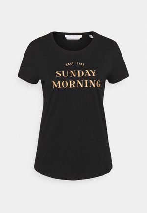 Schwarzes T-Shirt mit kurzen Ärmeln und Rundhalsausschnitt mit beigem Text "Easy like Sunday morning" vorne bedruckt.