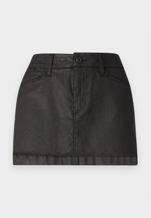 Jupe mini en denim noir avec une fermeture à boutons à l'avant, des passants de ceinture et deux poches avant. Texture lisse avec un subtil éclat.