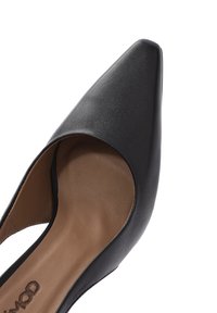 Pantofole nere a punta con tomaia in pelle liscia, lati aperti e soletta color nude. Presentano una silhouette elegante con un design classico.