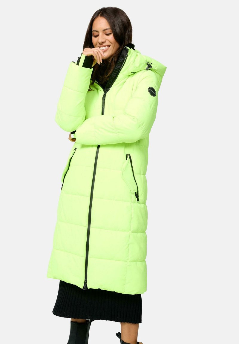 Neon zelena duga puf jakna, sa prošivenim dizajnom, koja sadrži crni patent zatvarač, kapuljaču i bočne džepove. Glatka tekstura s sjajnim završetkom.