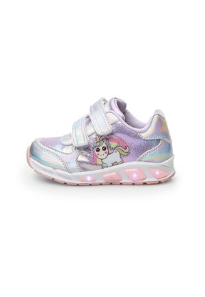 Des baskets légères violettes en matériau irisé, avec des bandes Velcro doubles et un graphique de licorne. Elles présentent une semelle intermédiaire blanche avec des lumières LED roses.