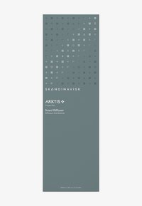 Emballage du diffuseur de parfum Frozen Fire ARKTIS de Skandinavisk, avec un dessus à motifs et des informations sur le produit sur un fond gris.