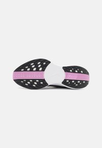 Sole di scarpa da corsa Nike con una base in gomma nera, intersuola bianca e un accento rosa, con sezioni perforate per una maggiore aderenza.