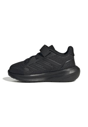 Zwarte sportieve schoenen gemaakt van ademend mesh-materiaal met een strap, een gestructureerd oppervlak en een dikke rubberen zool gemarkeerd met "CLOUDGAM."