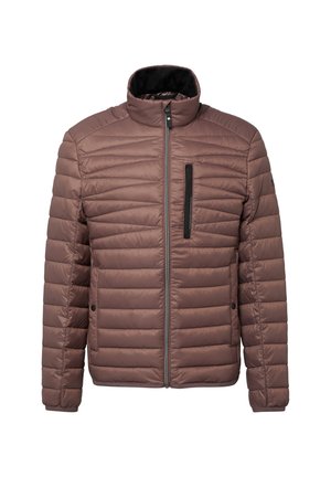 Brązowa ocieplana kurtka z wysokim kołnierzem, poziomym pikowaniem, centralnym zamkiem błyskawicznym oraz kieszenią na piersi z czarnym akcentem.