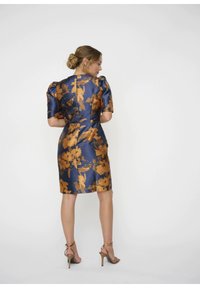 Blumenbedrucktes Kleid aus nachtblauem Satin mit Puffärmeln, knielangem Design, verzierten mit bronzefarbenen Blumenmustern und einer taillierten Silhouette.