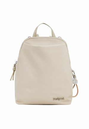 Petit sac à dos couleur crème avec poignée supérieure, poche avant, fermeture éclair et petit logo de marque près de la base.