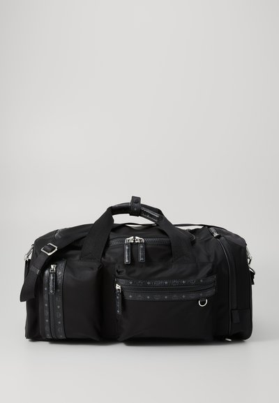 Zwarte nylon sporttas met meerdere ritszakken, gestructureerde banden en zilverkleurige hardware. Bevat een ruime hoofdcompartiment en contrasterende accenten.