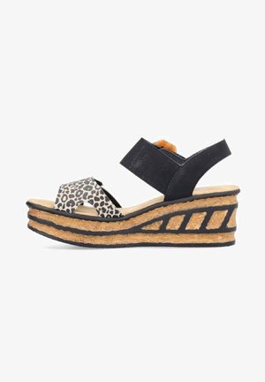 Wedgesandalen met een zwarte band en een luipaardprint aan de voorkant, voorzien van een kurken zool en gestructureerde zwarte accenten aan de zijkanten.
