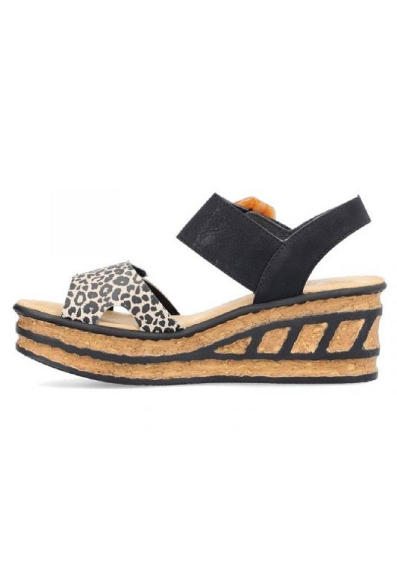 Wedgesandalen met een zwarte band en een luipaardprint aan de voorkant, voorzien van een kurken zool en gestructureerde zwarte accenten aan de zijkanten.