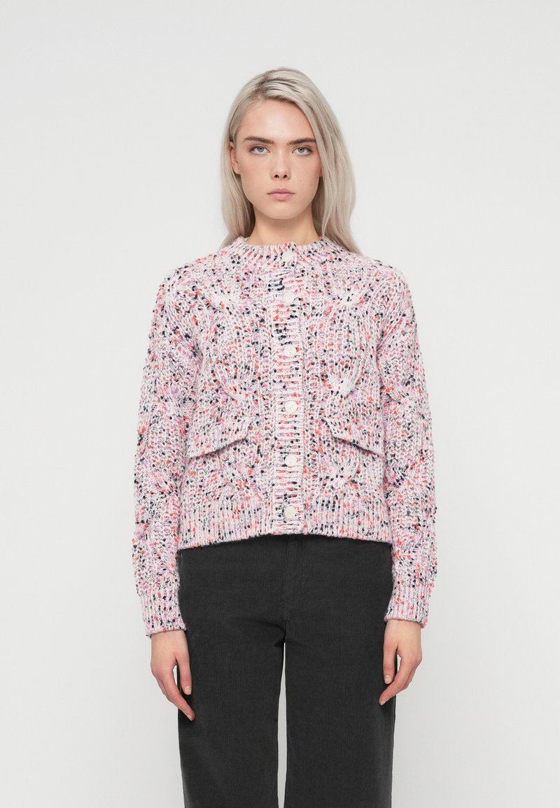 Pletený svetr v růžové barvě s texturovanými vzory a vícebarevnými tečkami. Má kulatý výstřih, zapínání na knoflíky vpředu a dvě přední kapsy.