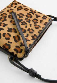 Next Rankinė per petį - leopard