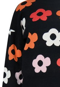 Pulover tricotat negru, cu modele florale mari în nuanțe de portocalie, roz, alb și roșu. Manșetele și tivul nervurat oferă structură.