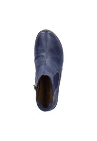 Bottine en cuir bleu à bout rond, avec une fermeture éclair sur le côté et des détails de couture contrastants le long de la tige et de la semelle.