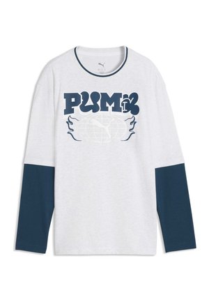 Hvid skjorte med lange ærmer med marineblå nederste ærmer, med stor marineblå grafisk tekst og et svagt globusdesign med en puma-logo på brystet.