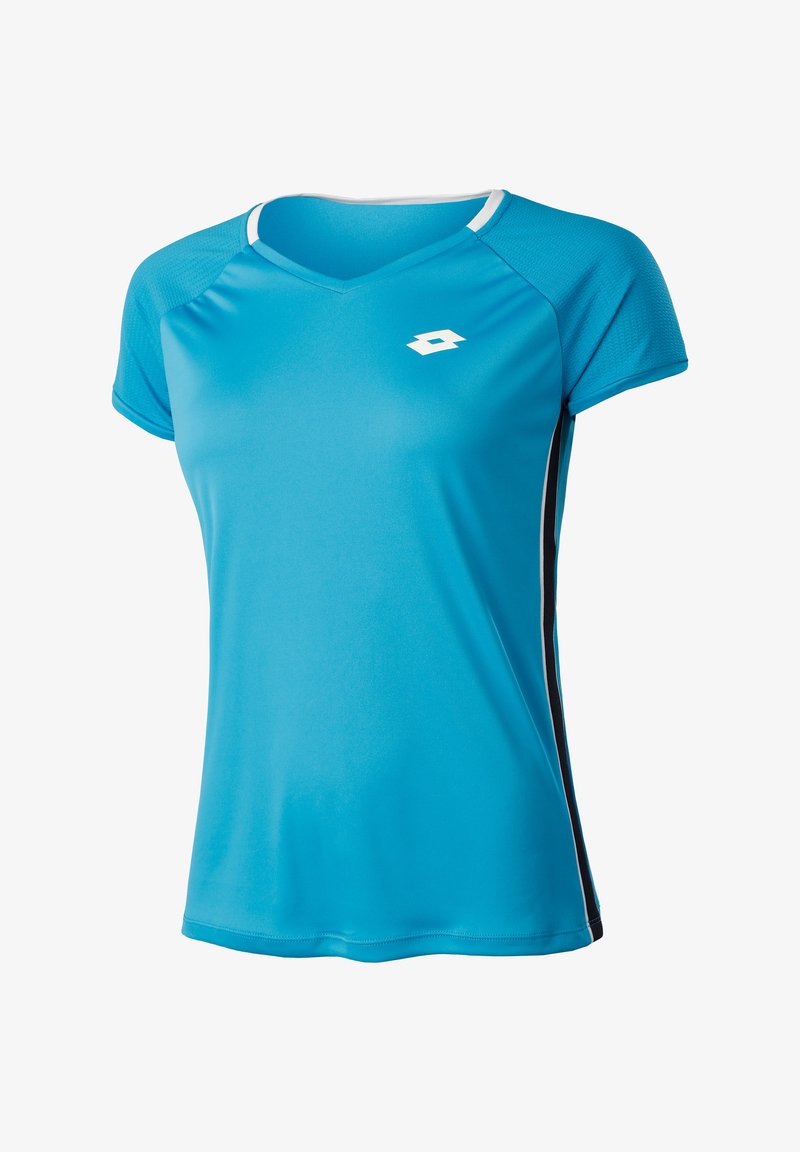 Lichtblauw sportshirt met een v-hals en korte mouwen. Bevat een wit logo op de borst en zwarte zijstrepen. Glad textuur.