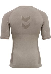 Camiseta atlética de manga corta en tejido beige claro. Presenta una superficie de punto texturizada y acentos en chevron estampados en la parte trasera.