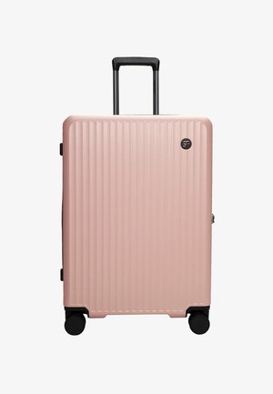 Kieta korpuso lagaminas šviesiai rožinės spalvos, su vertikaliai subanguota tekstūra, juodais akcentais, ištraukiama rankena ir keturiais juodais sukimosi ratais.