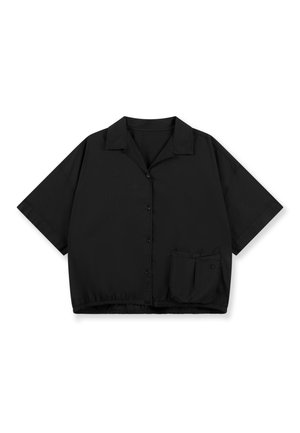 Camicia nera a maniche corte realizzata in tessuto liscio, con chiusura frontale a bottoni, colletto piatto e tasca sul lato sinistro.