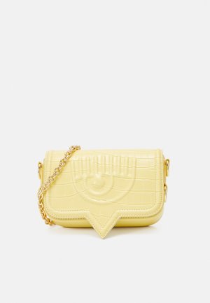 Gele crossbody tas van kunstleer met krokodillenstructuur, decoratief geperst patroon, gouden kettingriem en een hoekige voorklep.