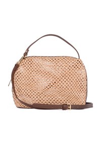 Torebka z plecionego słomy w naturalnym beżu z brązowym skórzanym paskiem i metalowym suwakiem, mająca zarysowany, prostokątny kształt.