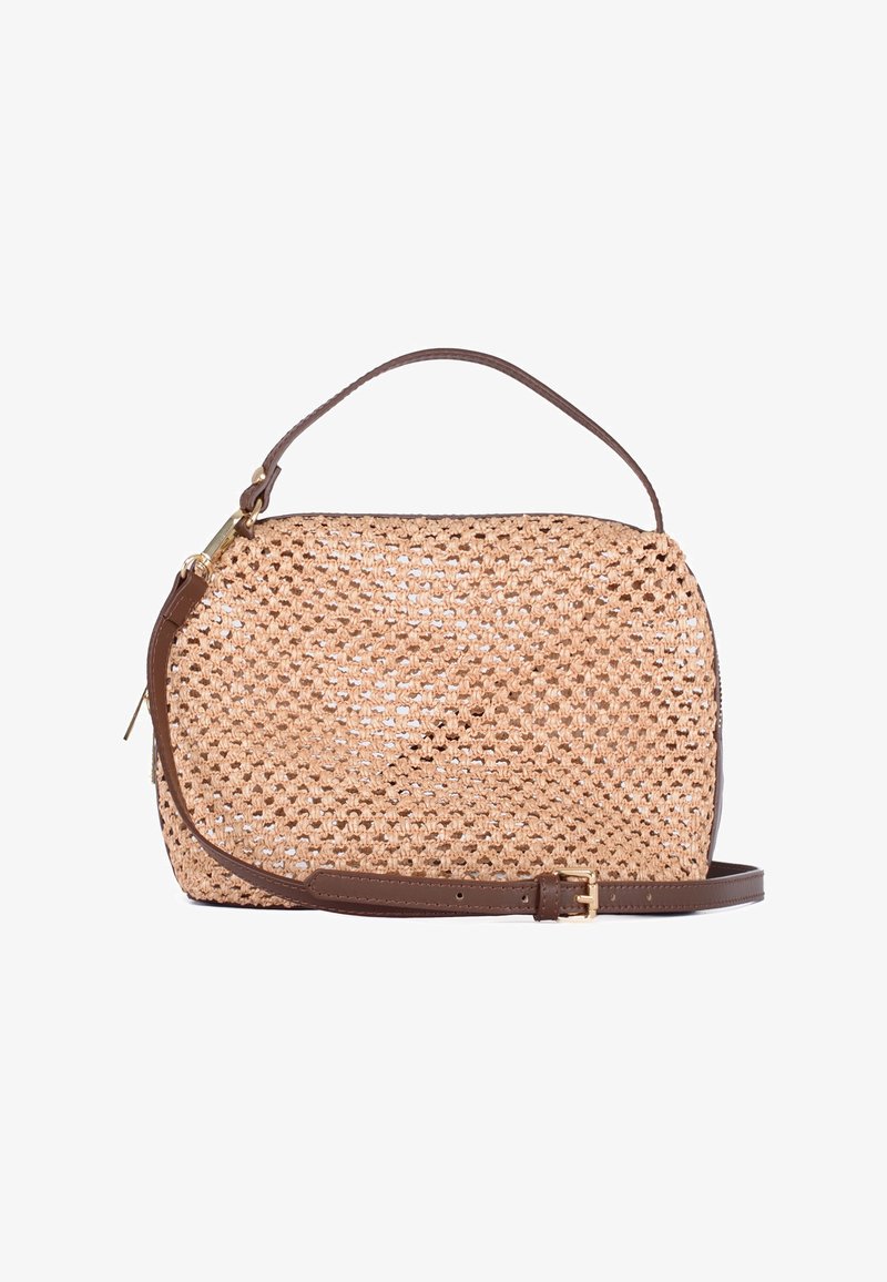 Torebka z plecionego słomy w naturalnym beżu z brązowym skórzanym paskiem i metalowym suwakiem, mająca zarysowany, prostokątny kształt.