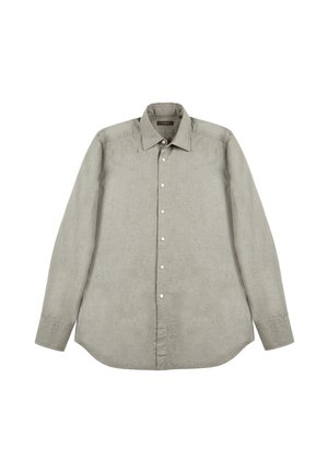 Camisa de manga larga gris claro hecha de lino, con cuello puntiagudo, cierre de botones en el frente y un dobladillo curvado. Tejido texturizado con un acabado suave.