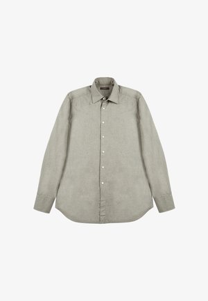 Chemise à manches longues gris clair en lin, dotée d'un col pointu, d'une fermeture à bouton et d'un ourlet incurvé. Tissu texturé avec une finition lisse.