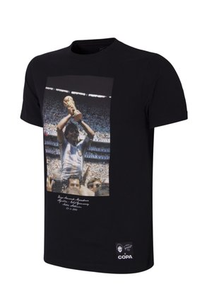 Zwarte t-shirt met een vooraanstaand graphic van een historisch voetbalmoment, met een persoon die een trofee omhooghoudt tegen een achtergrond van een menigte.