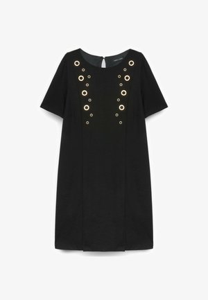 Vestido negro de manga corta con escote redondo, con adornos simétricos de anillos metálicos de diferentes tamaños en la parte frontal.