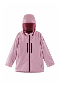Giacca impermeabile rosa con cappuccio, zip frontale nera, due tasche verticali con zip sul petto, maniche lunghe con polsini regolabili e dettagli riflettenti.
